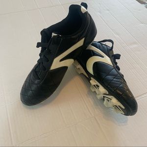 Starter Black and white boys soccer shoes size 6